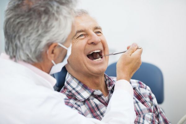 Dentista explica os principais cuidados que os idosos devem tomar com a saúde bucal